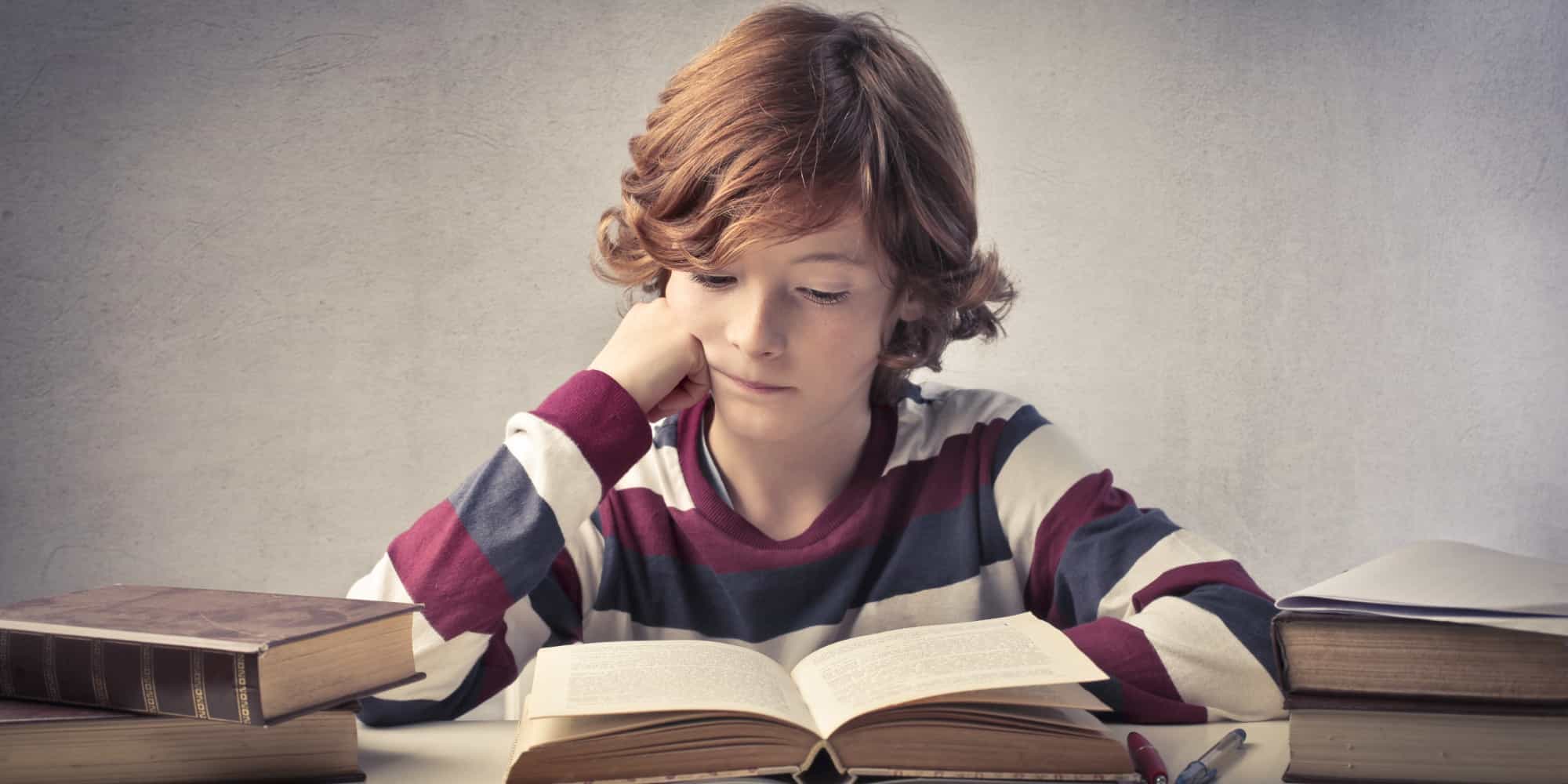 Читать мальчик 8 лет. Книга для мальчиков. Мальчик с книжкой. Подросток с книгой. Ученик с книжкой.