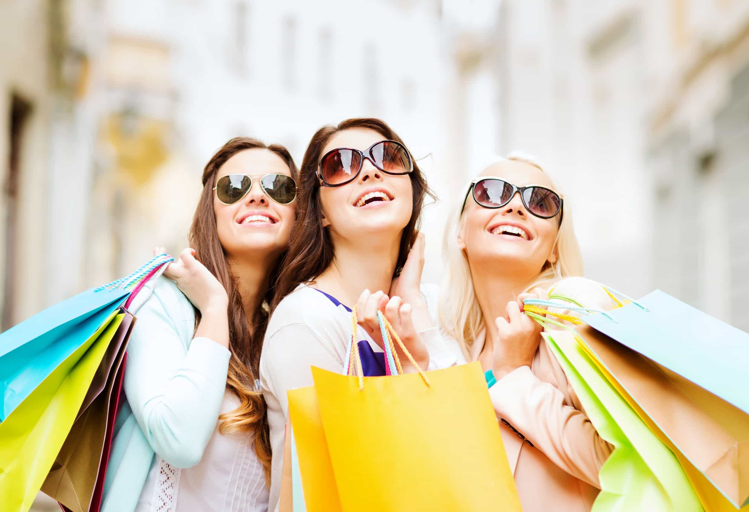 We already shopping. Люди с покупками. Счастливая девушка. Счастливые люди с покупками. Летний шоппинг.